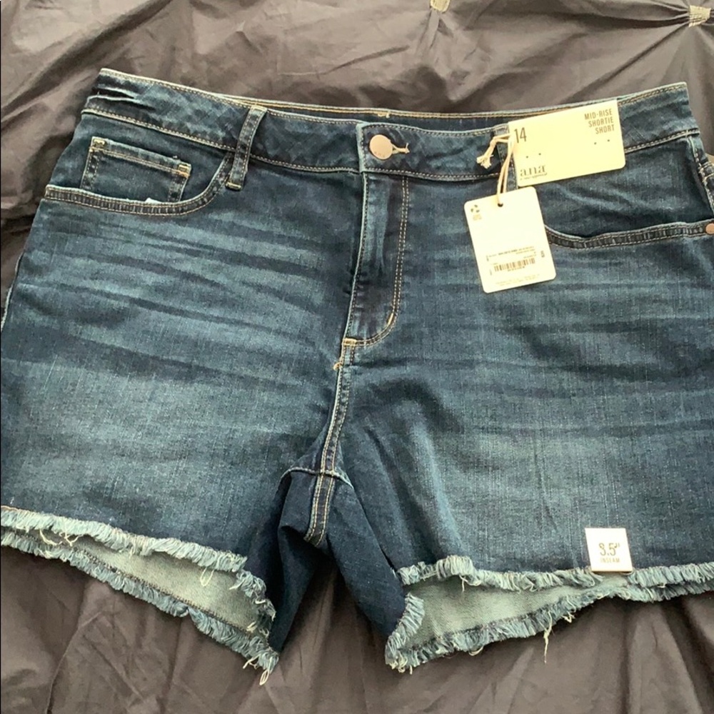 NWT Dark Denim Mid-Rise Short!